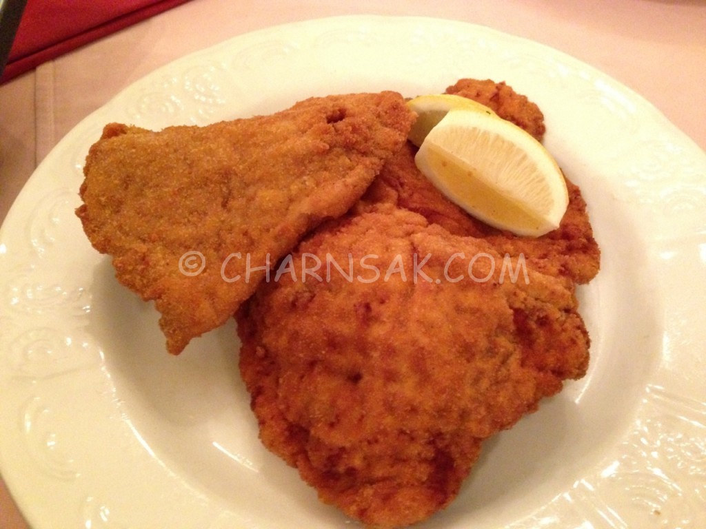 wiener schnitzel อาหารจานหลังที่ทำจากหมูทุบ