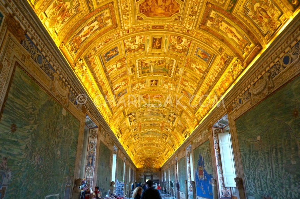 ระหว่างทางเดินไป Sistine Chapel