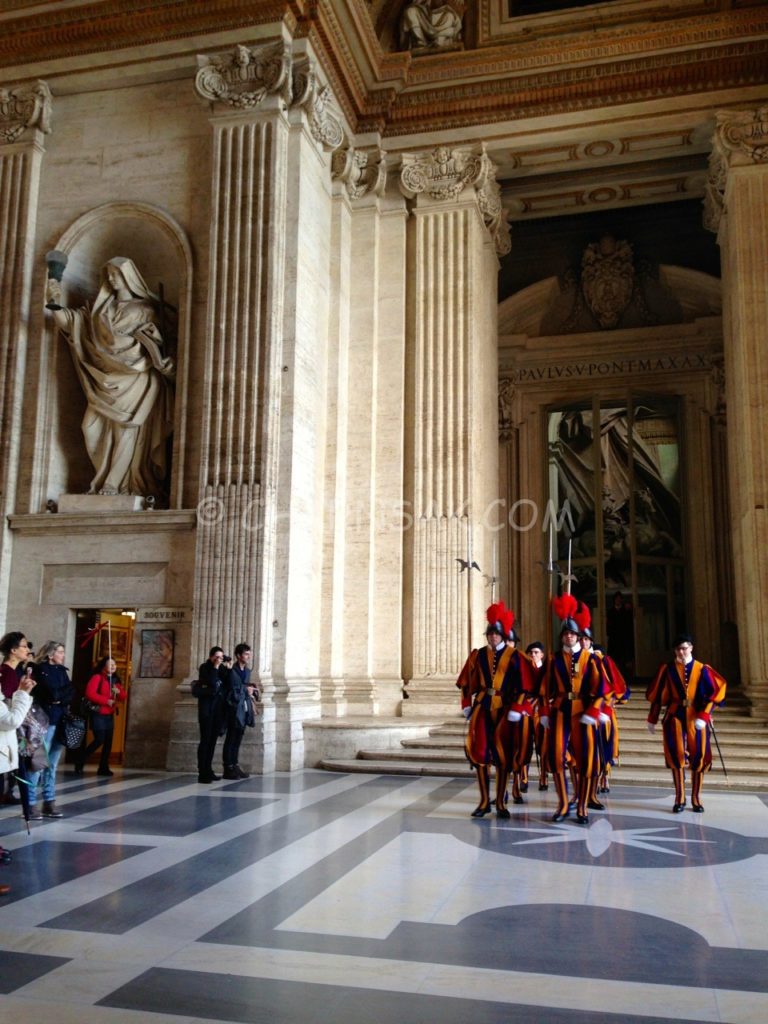 Swiss Guard เฝ้าทางเข้าออก โบสถ์