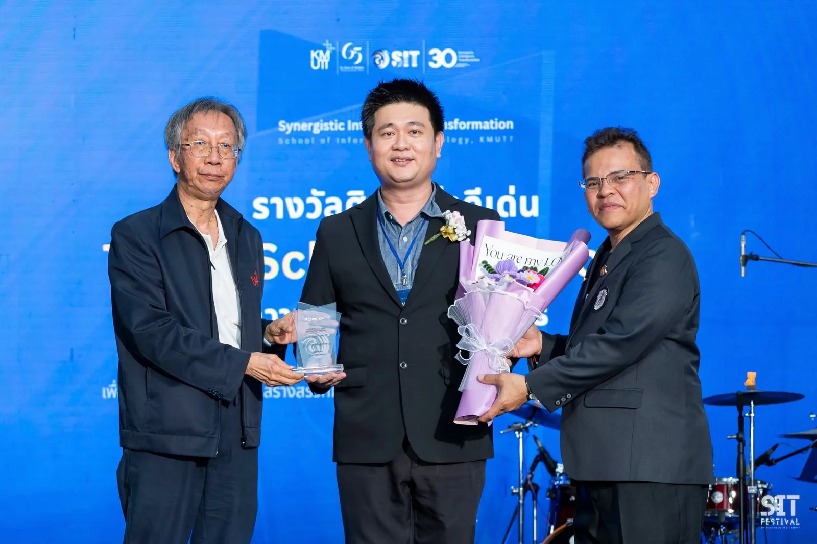 Receiving the IT Scholar Distinction award from SIT KMUTT